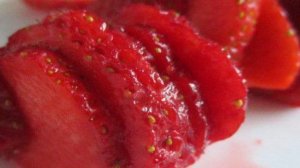 Десерт с мороженым и клубникой