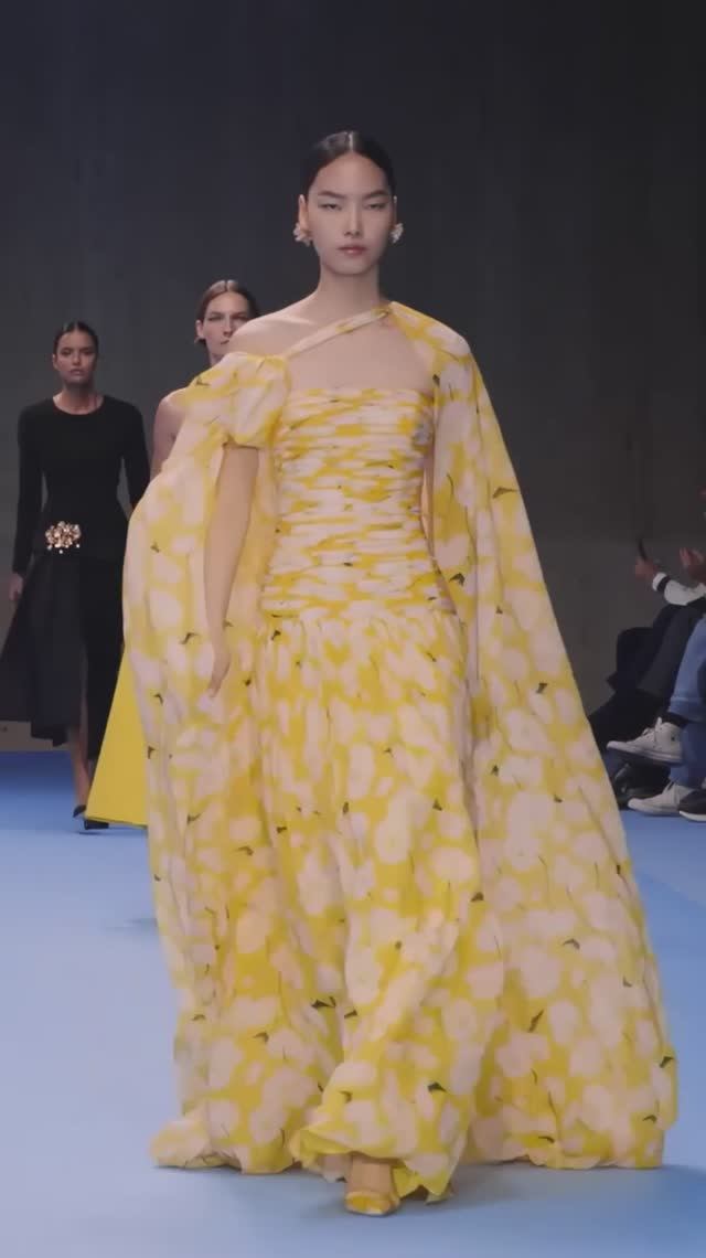 🌞 Carolina Herrera SS25 #ЛетняяКоллекция #CarolinaHerrera #ЭлегантныйСтиль