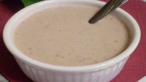 Овсянка с йогуртом и клубничным вареньем