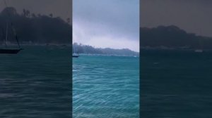 Рыбы взлетели в воздух из-за водяного смерча вблизи острова Гваделупа