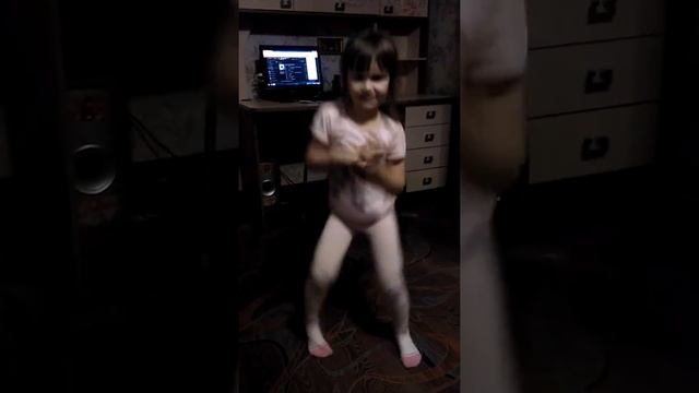 Милашка прикольно танцует смотреть онлайн