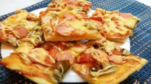 Пицца с мясом, колбасой и грибами