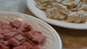 Пицца с овощами, колбасой и куриным мясом