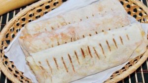 Лаваш с жареными куриными бедрами, пекинской капустой и помидорами