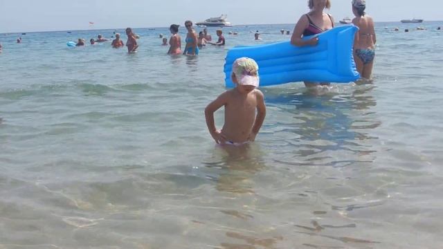 Девочка прикольно танцует.MOV