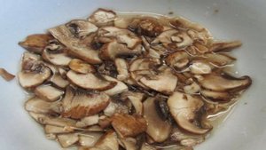 Салат из курицы с маринованными грибами и фасолью