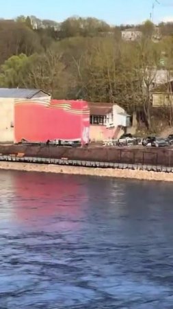 В Ивангороде, на берегу пограничной реки Нарвы, установили экраны для трансляции на соседнюю Эстонию