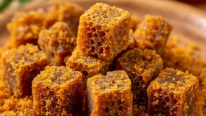 Прополис эффективно применяется в народной медицине  .