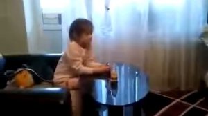 Как дети смотрят телевизор! Прикол!