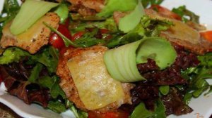 Теплый салат с телятиной и авокадо