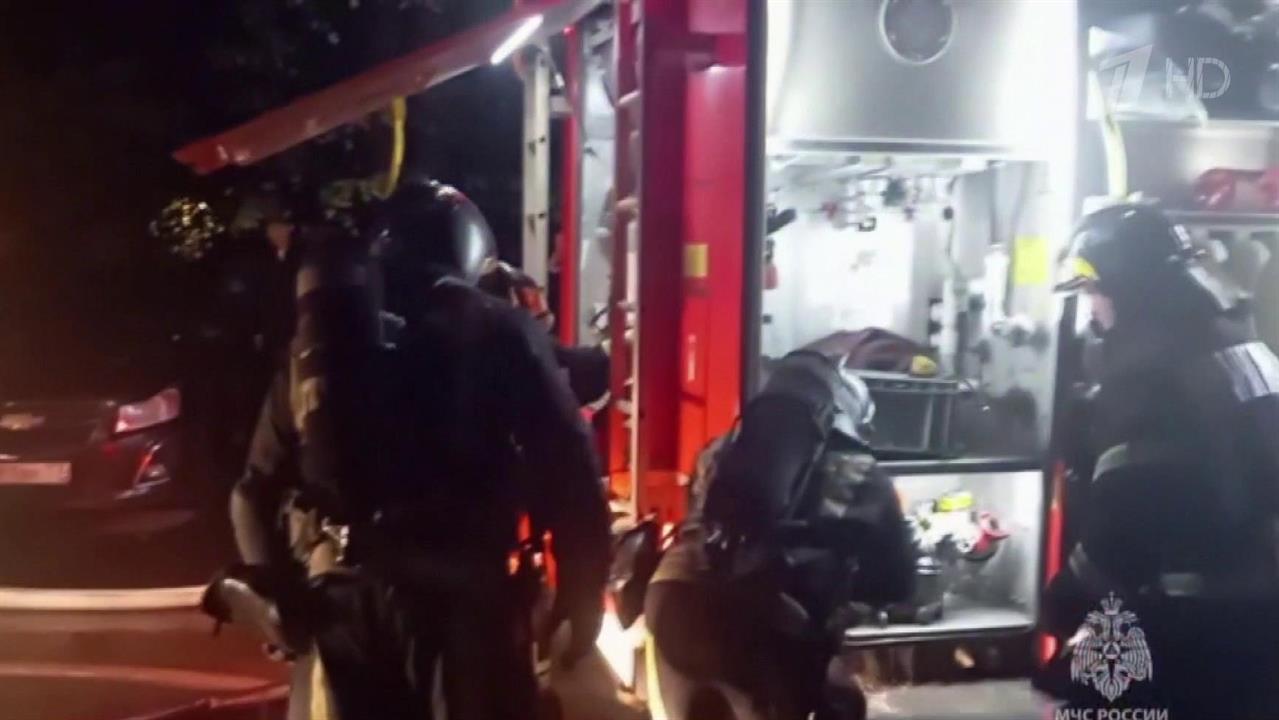В жилом доме на юго-западе Москвы произошел сильный пожар