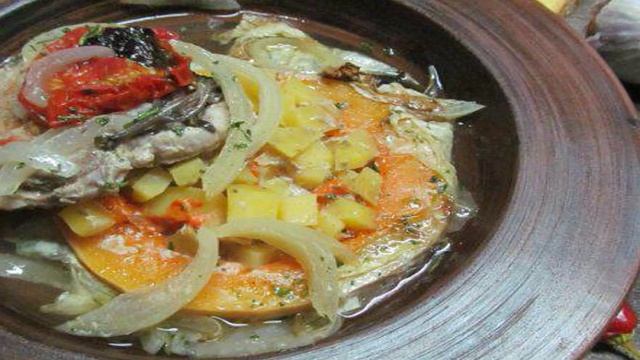Свинина на тыкве с картофелем и помидором