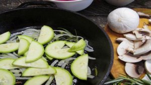 Салат с жареным кабачком и шампиньоном