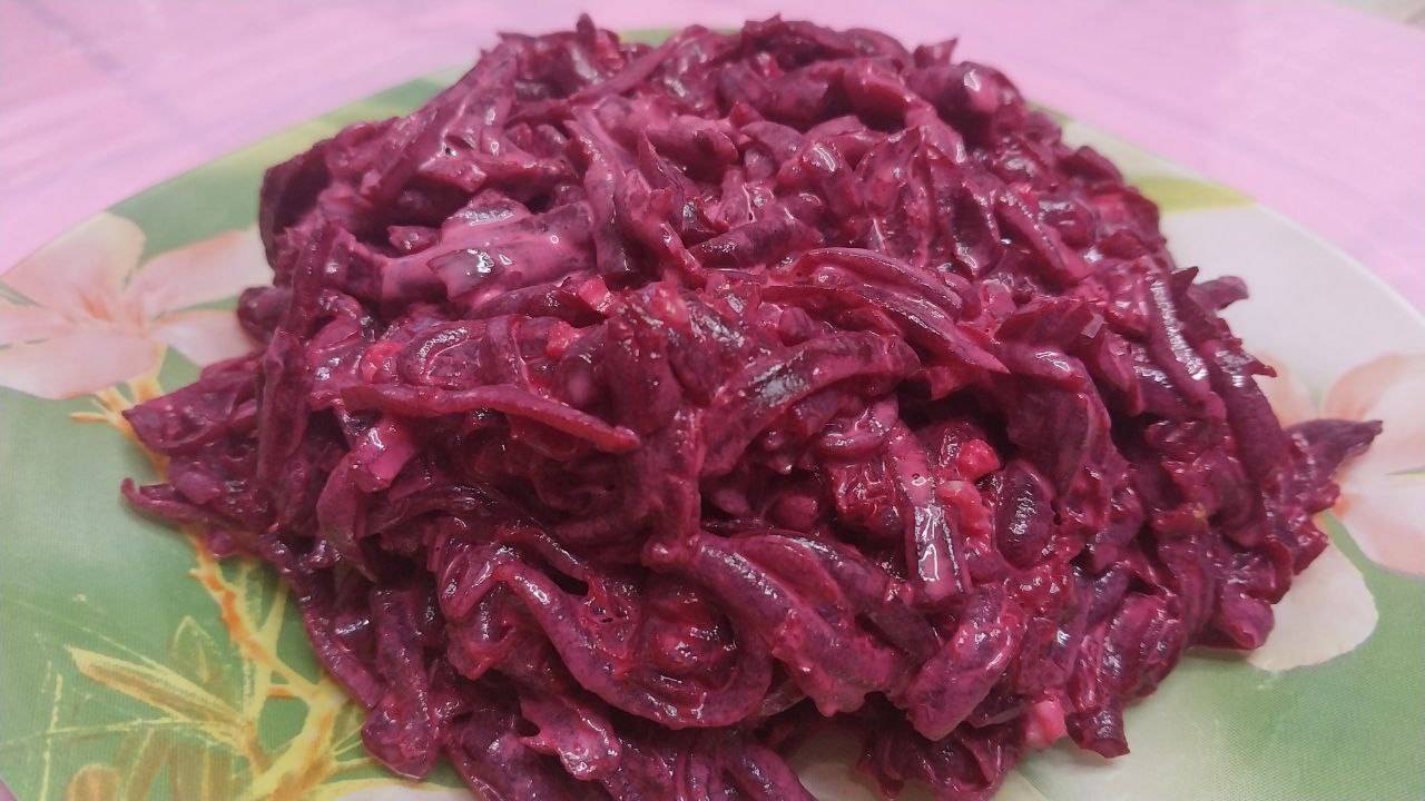 Простой салат из свеклы с чесноком. Очень полезно и вкусно!