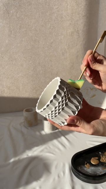 Декорирование гипсовой шкатулки золотой краской✨ смотреть онлайн