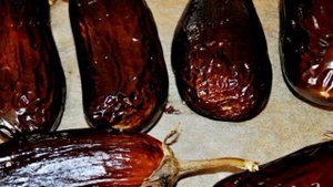 Запечённые баклажаны, фаршированные курицей