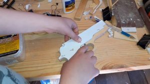 Как сделать резинкострел из дерева своми руками!!!DIY.
