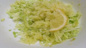 Салат из молодой капусты с яблоком и морковью