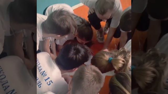 Олімпійське лелеченя 2021.Через бурю через вітер завжди буде першим лідер.
