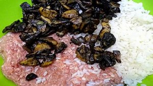Перец фаршированный фаршем, рисом и грибами