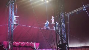 Цирк. Велосипед на канаті