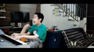 мальчик с ума сошел играет на пианино сумасшедший палец