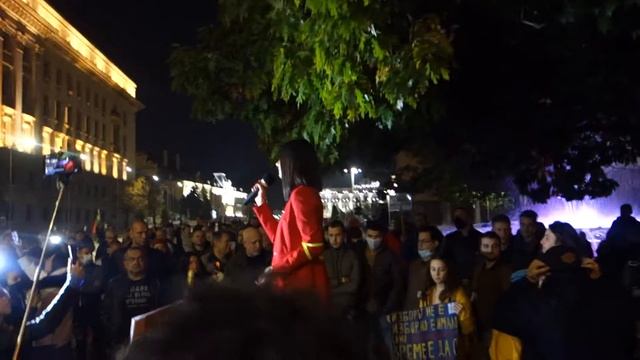 Студентка обяснява какво не иска на протест  #ден106 с искане за #оставка на #борисов и #гешев... смотреть онлайн