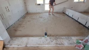 Выровнял и утеплил полы ЭППС. Впервые в жизни делаю теплый пол. Поставил маяки для стяжки.