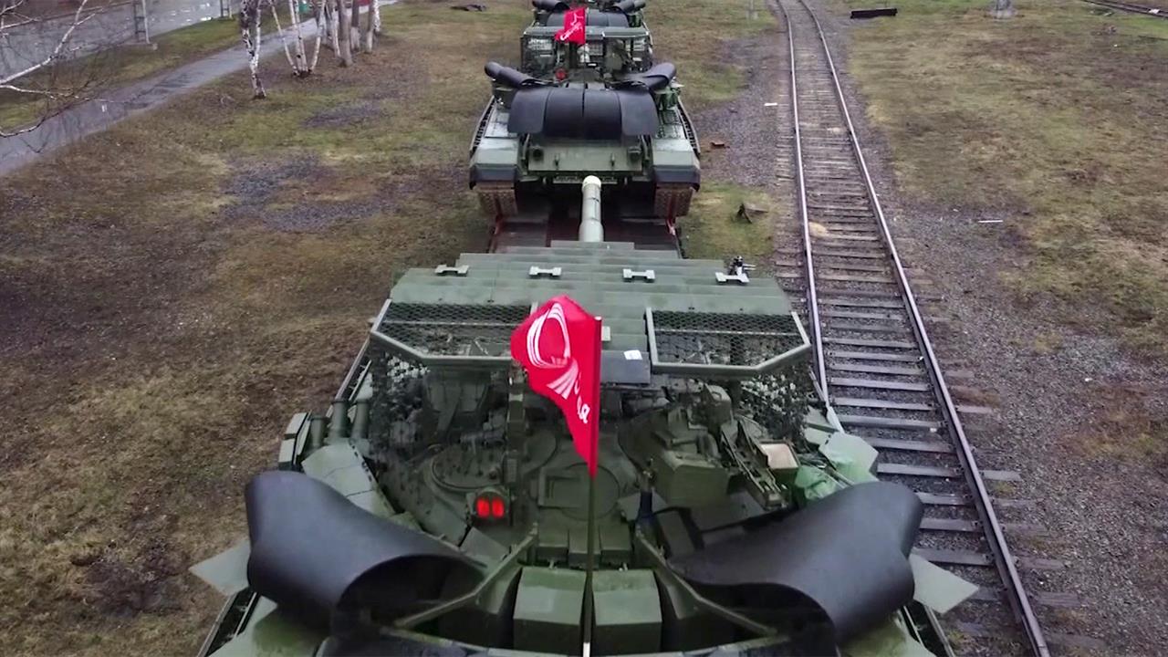 "Уралвагонзавод" отправил в зону СВО новую партию танков Т-72 и Т-90М "Прорыв"