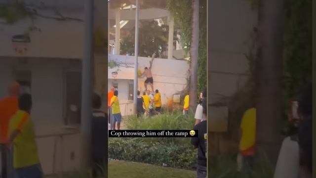 Безбилетники штурмуют стадион в Майами, Colombian fans stormed hard rock stadium in Miami смотреть онлайн