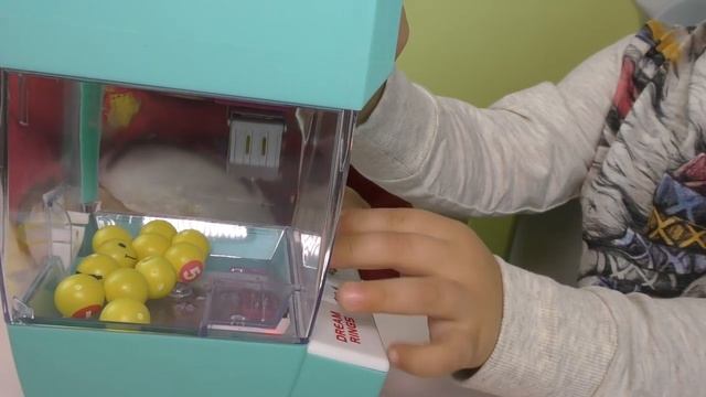 Рома и Диана★ ДОСТАНЬ ИГРУШКУ Детский Игровой Автомат с Музыкой Распаковка vending machine unboxing
