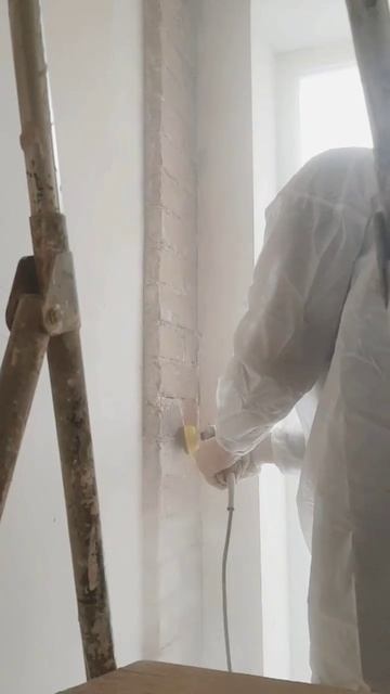 Процесс зачистки кирпича под лофт в старом фонде