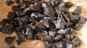 Шоколадный хлеб с черносливом и миндалем