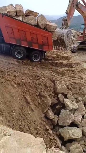 груженный камаз на подъёме, экскаватор на подхвате #каменныйвек #природныекамни