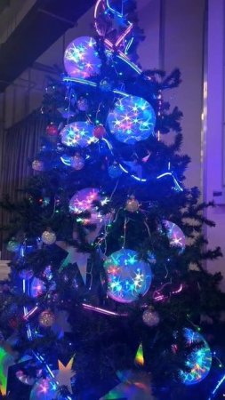 Красивые шары на новогодней елке