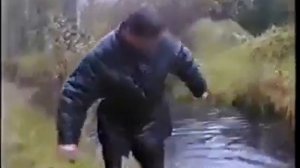 Русский Беар Гриллс, Мужик показывает как перебраться через речку