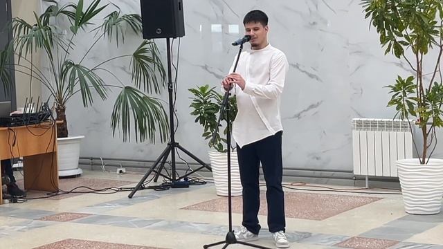 Семен не видит. Его приглашают выступать на праздника?