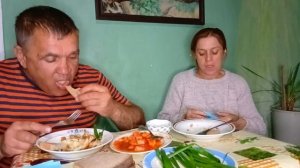 Жизнь в деревне. Берешь, накалываешь и ешь
