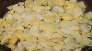 Жареный картофель с перцем и яйцом