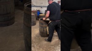 А за этой работой с бочками от мастера можно наблюдать долго.
