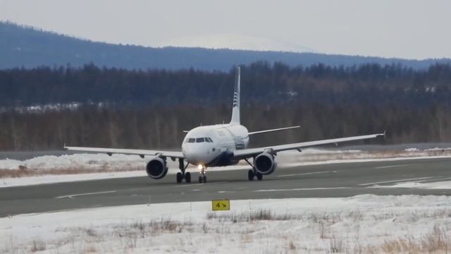 Посадка самолёта при сильном ветре !!!