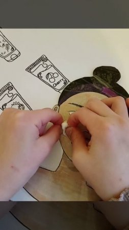 Выдавливаю прыщ бумажной кукле.