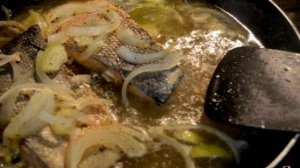 Холодный припушенный лосось под майонезом с травами