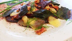 Теплый салат из свеклы с сыром