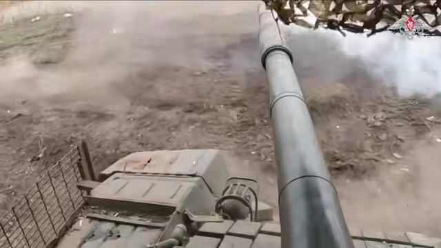 💥 Экипажи танков Т-72 группировки войск «Восток» нанесли огневое поражение по скоплению живой силы. смотреть онлайн