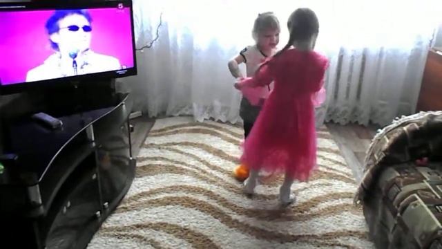 девочка прикольно танцует