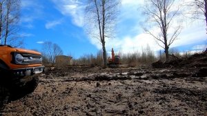 Радиоуправляемый внедорожник едет по грязи.