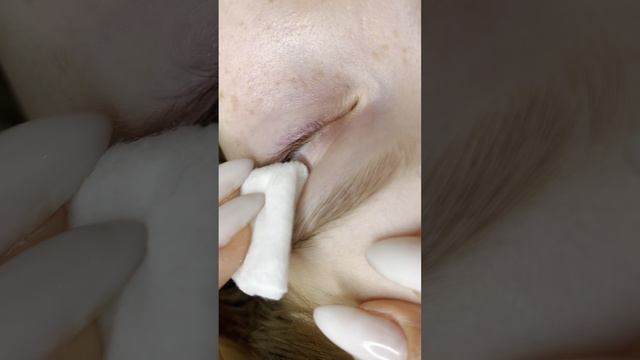 Убираем пенку с ресниц мягким диском