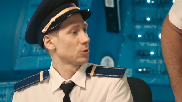 Как пилот учил стюардессу самолетом управлять — На троих — 30 серия смотреть онлайн