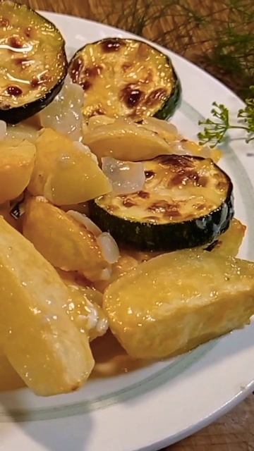 Запечённый картофель с цукини в духовке.